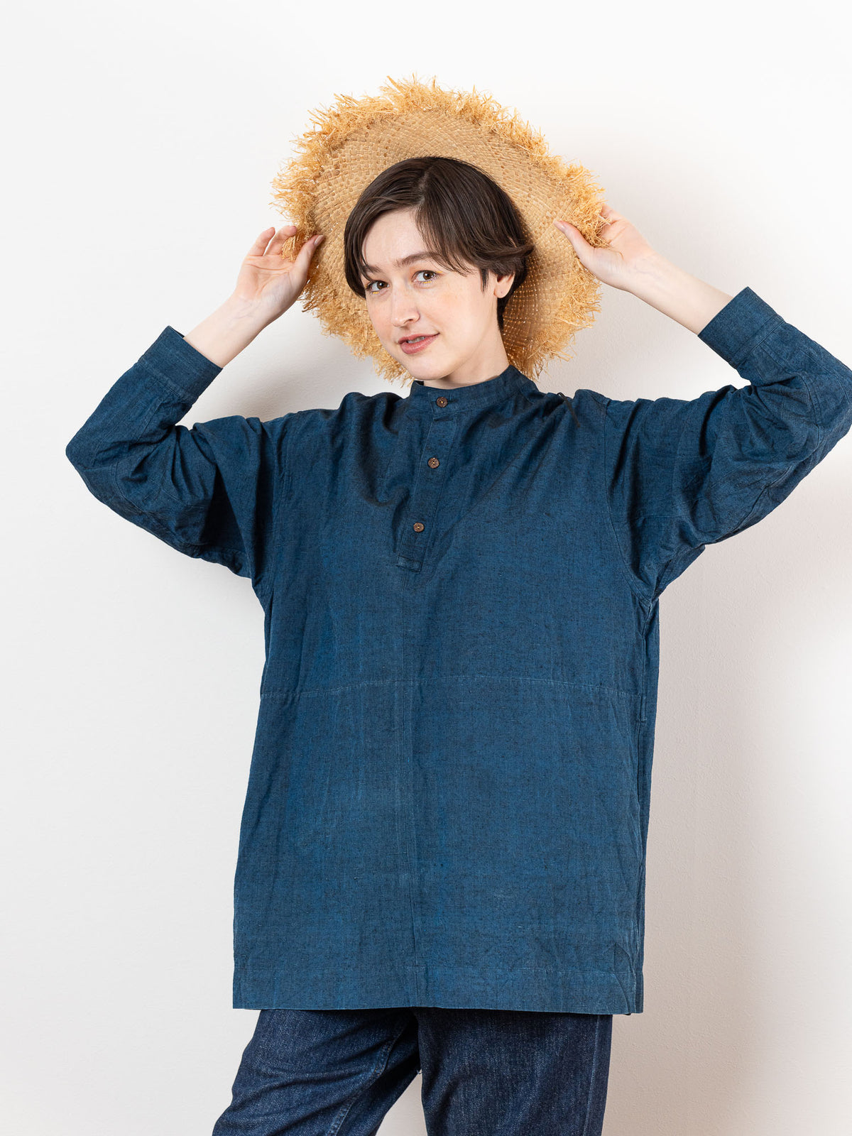 Stand collar pullover shirtの着用イメージ(モデル:170cm)