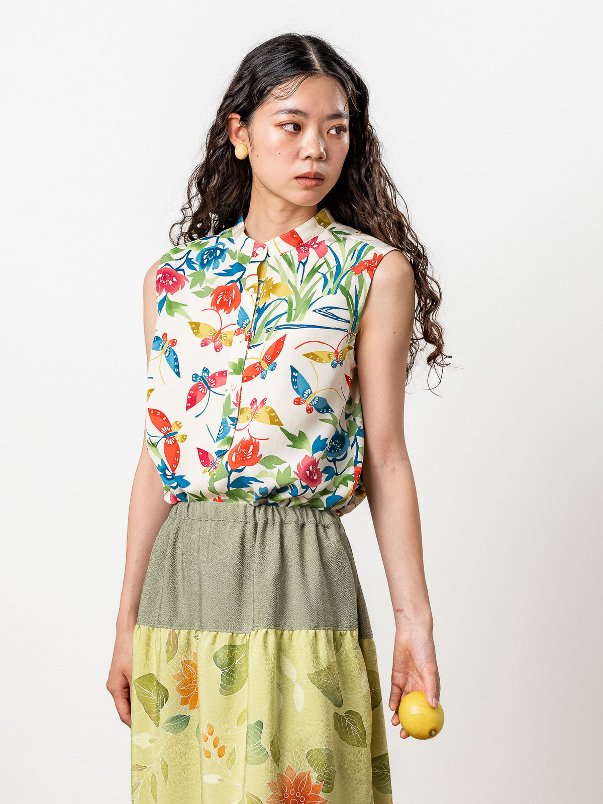 Kochi sleeveless blouseの着用イメージ(モデル:172cm・Mサイズ・着丈-4cm)