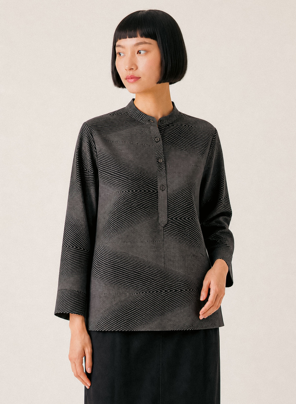 Kochi sleeve blouseの着用イメージ(モデル:164cm・Mサイズ・長袖)