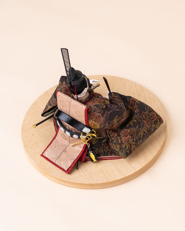 【し - 赤の牡丹、焦茶に四季の調】