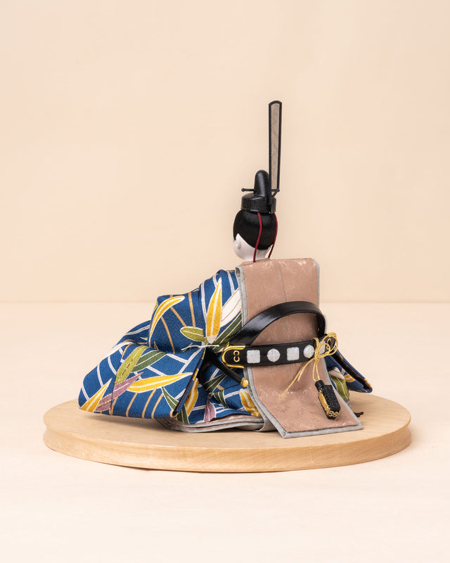 【せ - 椿に雫、笹重ね】