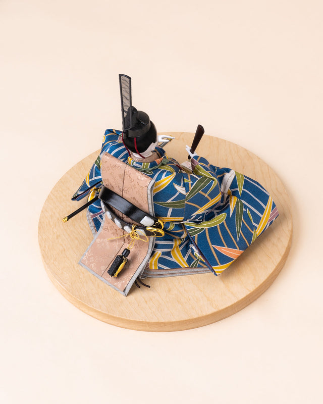 【せ - 椿に雫、笹重ね】