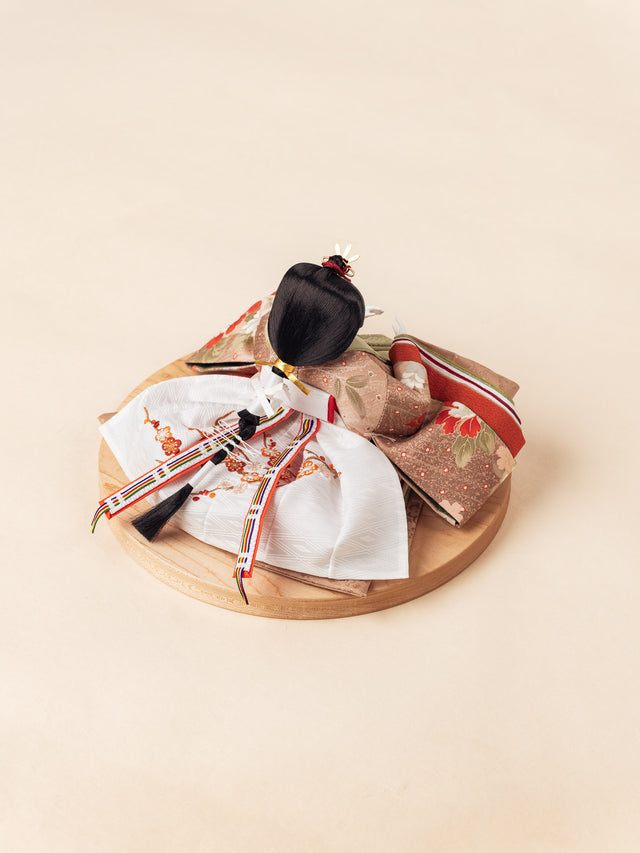 【て - 紅白の牡丹、苔色に桜散らし】