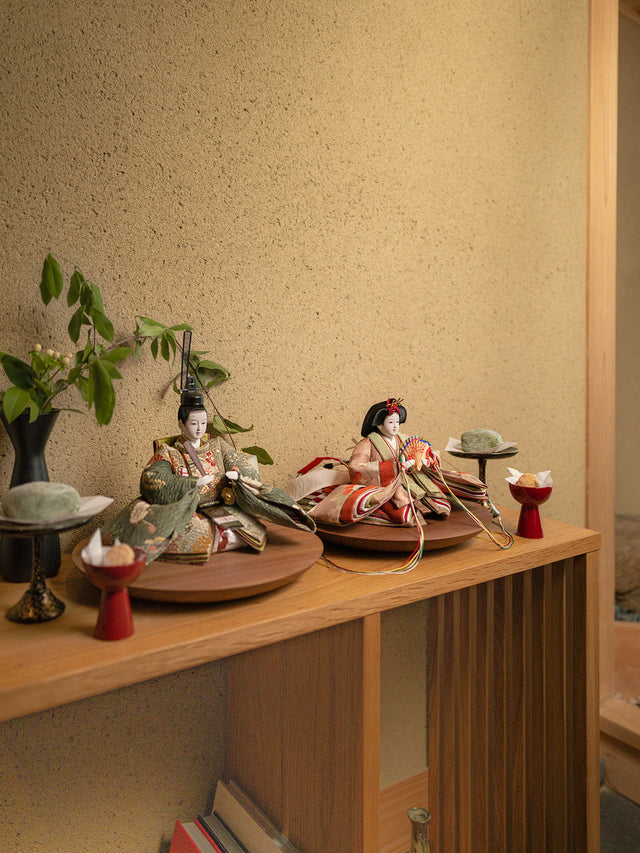 【て - 紅白の牡丹、苔色に桜散らし】