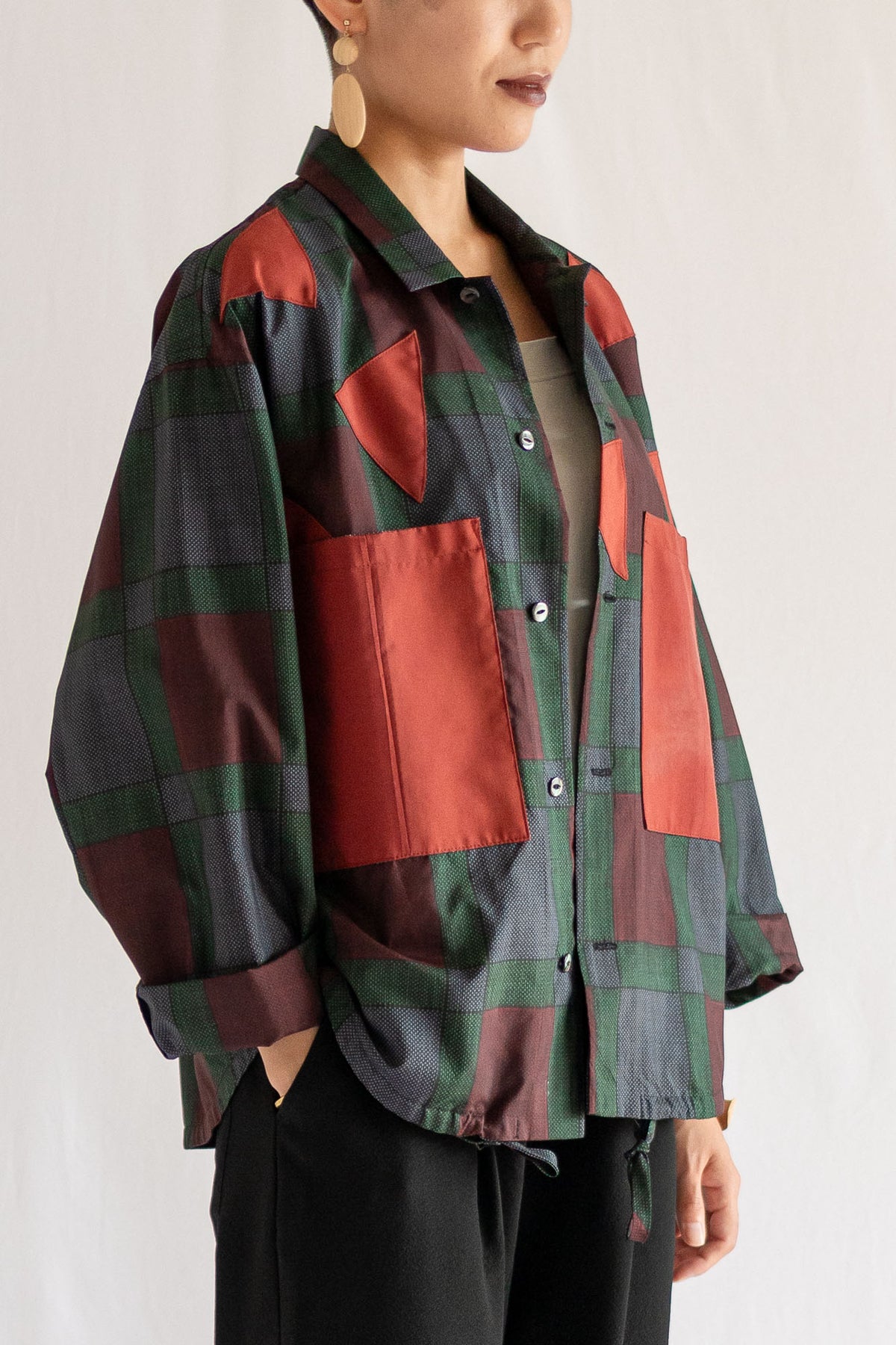 Triangle blouson jacketの着用イメージ(モデル:164cm・Mサイズ)