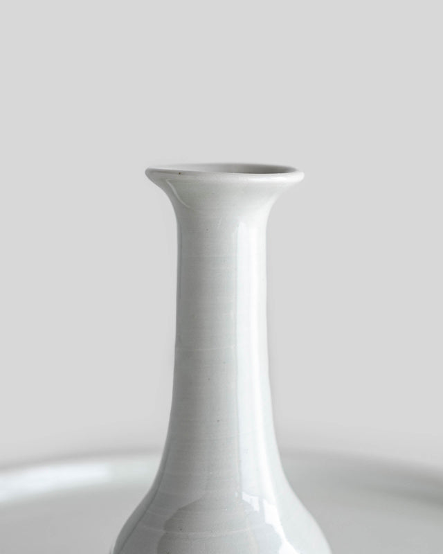 淡いブルーグレーの花器