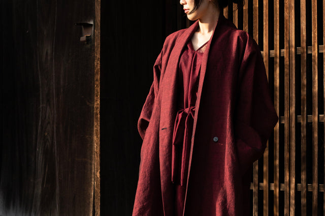キモノフク 紗のボルドードレスとYANTOR Linenwool Slit Coat Red | new arrivals & how to style