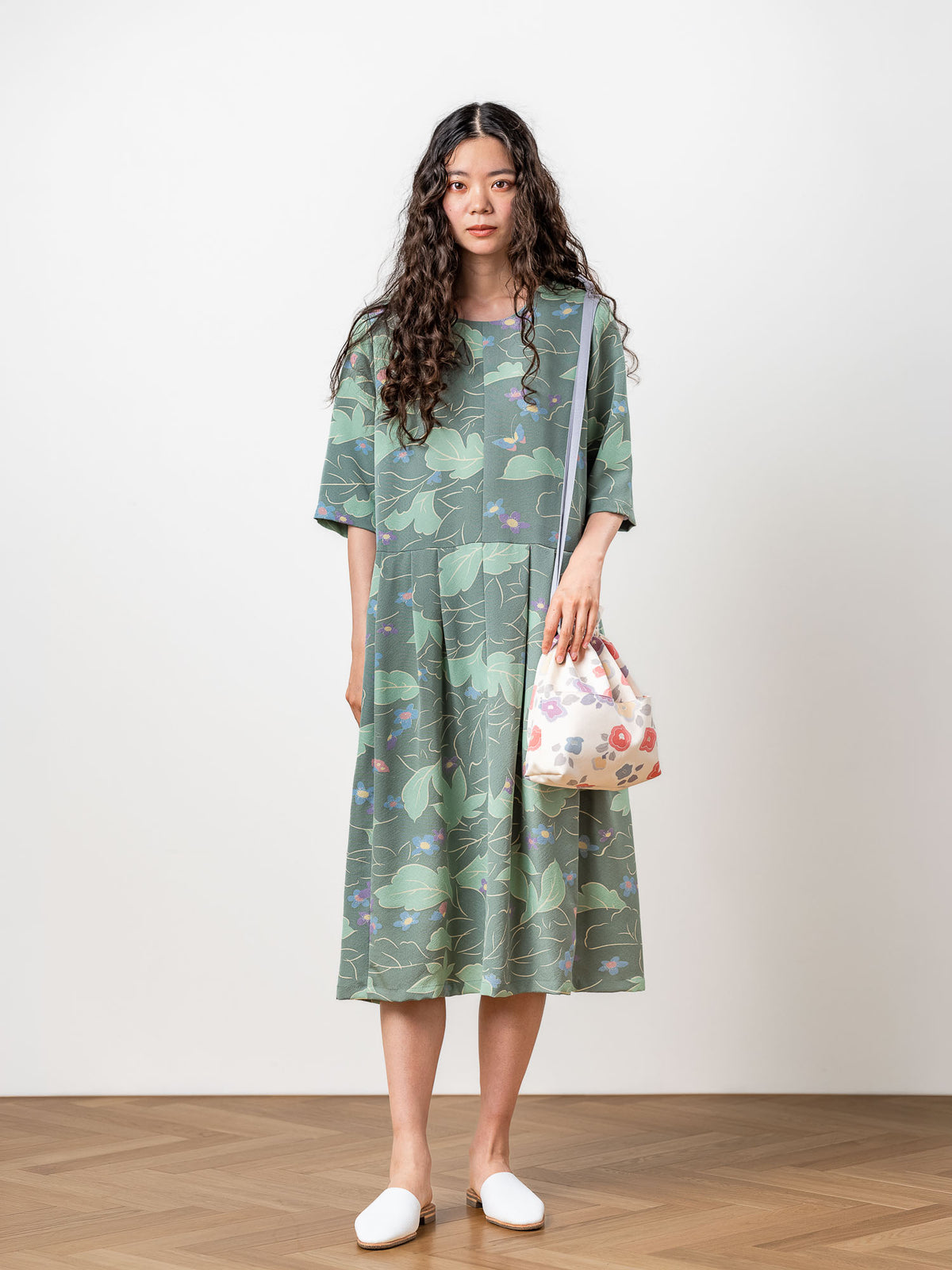 Shirotsumekusa sleeve dressの着用イメージ（モデル：172cm・Mサイズ・着丈＋2.5cm・袖丈6分袖）
