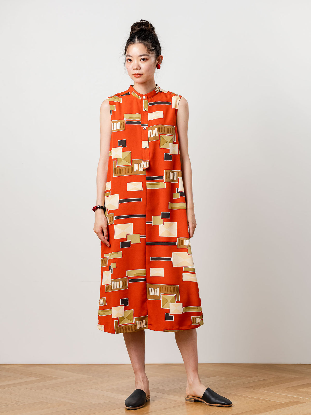 Kochi sleeveless dressの着用イメージ（モデル：172cm・Mサイズ・袖丈－2.5cm）