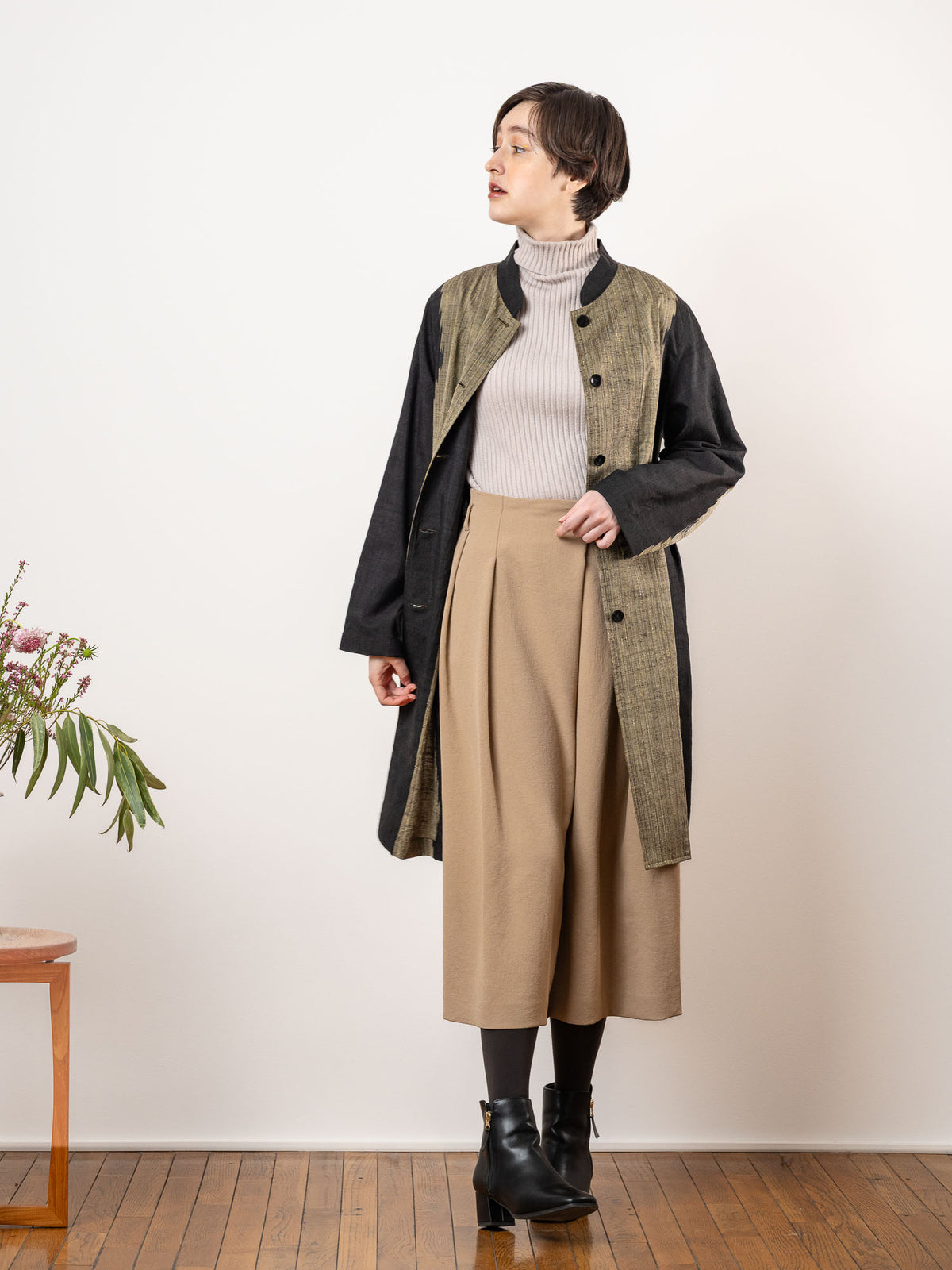 Stand collar button coatの着用イメージ（モデル：170cm・Mサイズ）