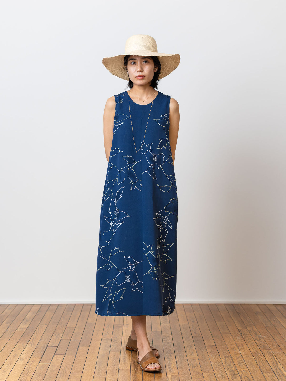 Tsugumi sleeveless dressの着用イメージ（モデル：164cm・Mサイズ）