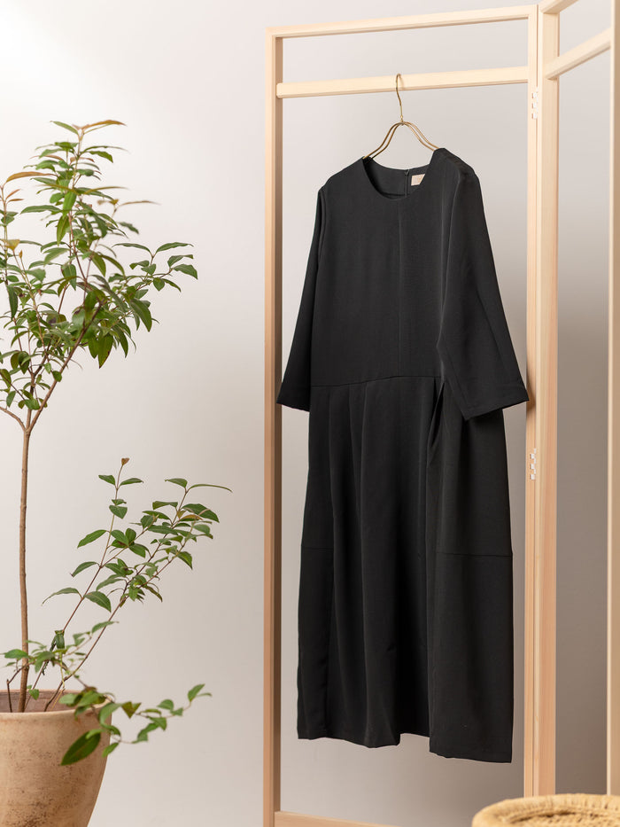 喪服からリメイクした漆黒の美しさとシックな佇まいが印象的な白詰草のドレスの完成写真。