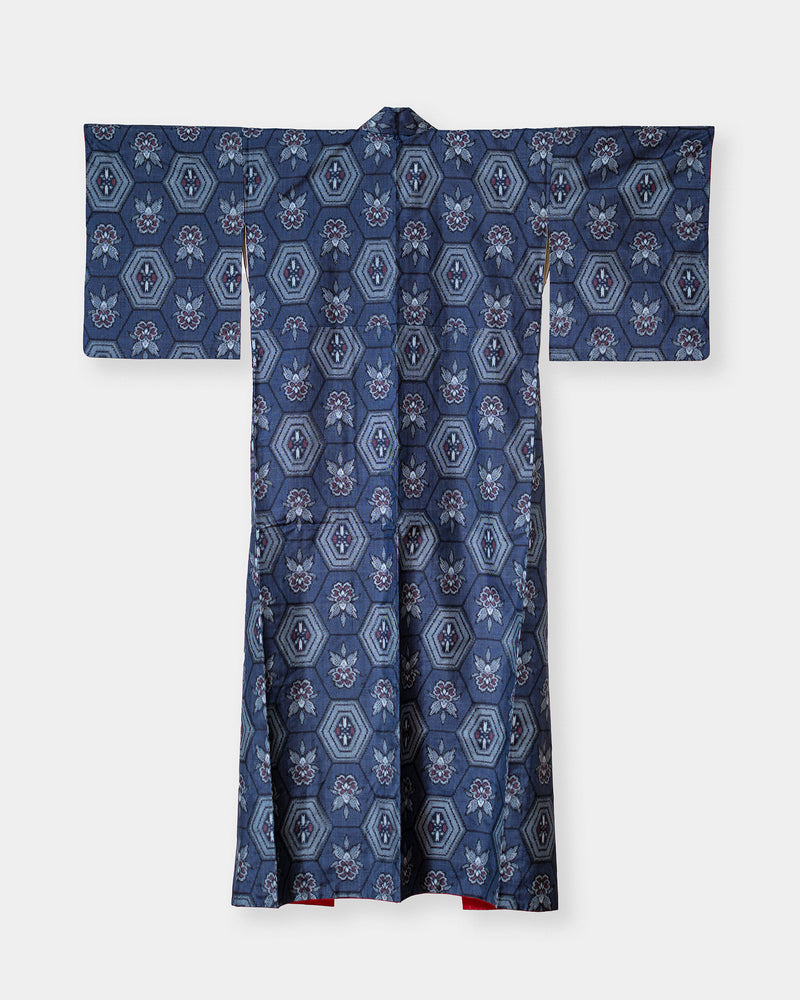 亀甲の大島紬を「茶ボタンドレス」にリメイク：着物画像（Before）